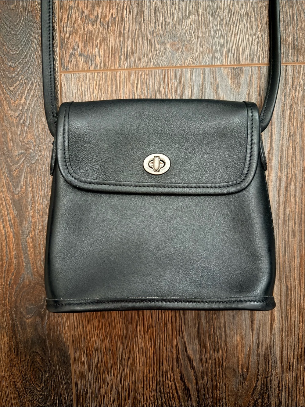 Coach vintage Tango 9049 Black Leather Turnlock Crossbody